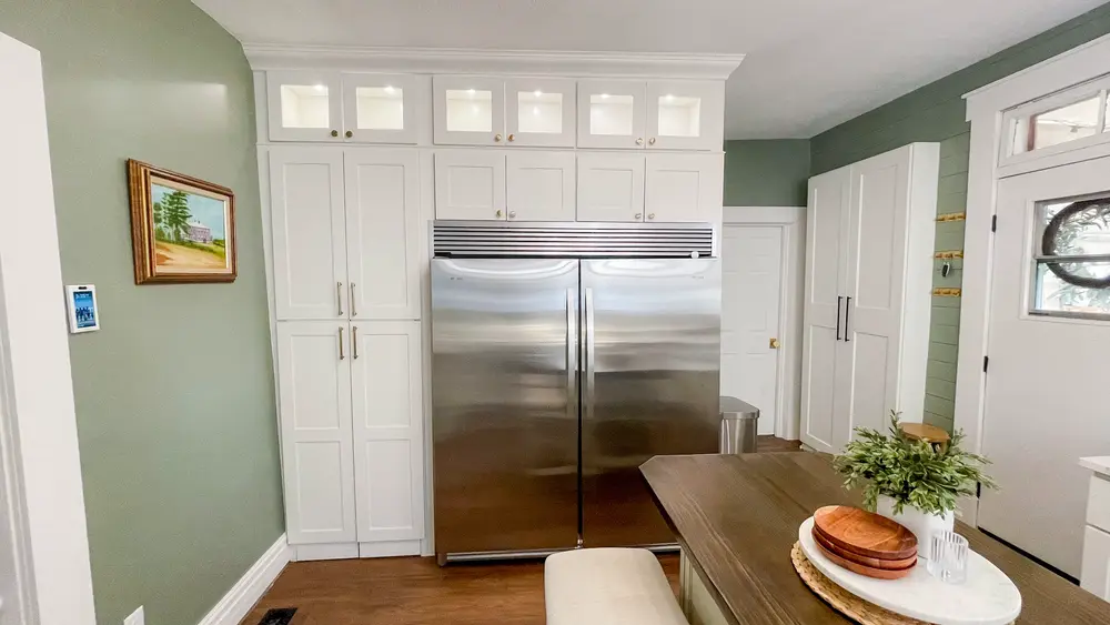White Shaker kitchen island designed with the RTA Cabinets Canada 3D kitchen planner